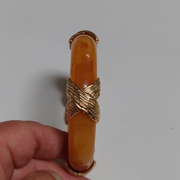Jewelry - Yellow bracelet with goldtone